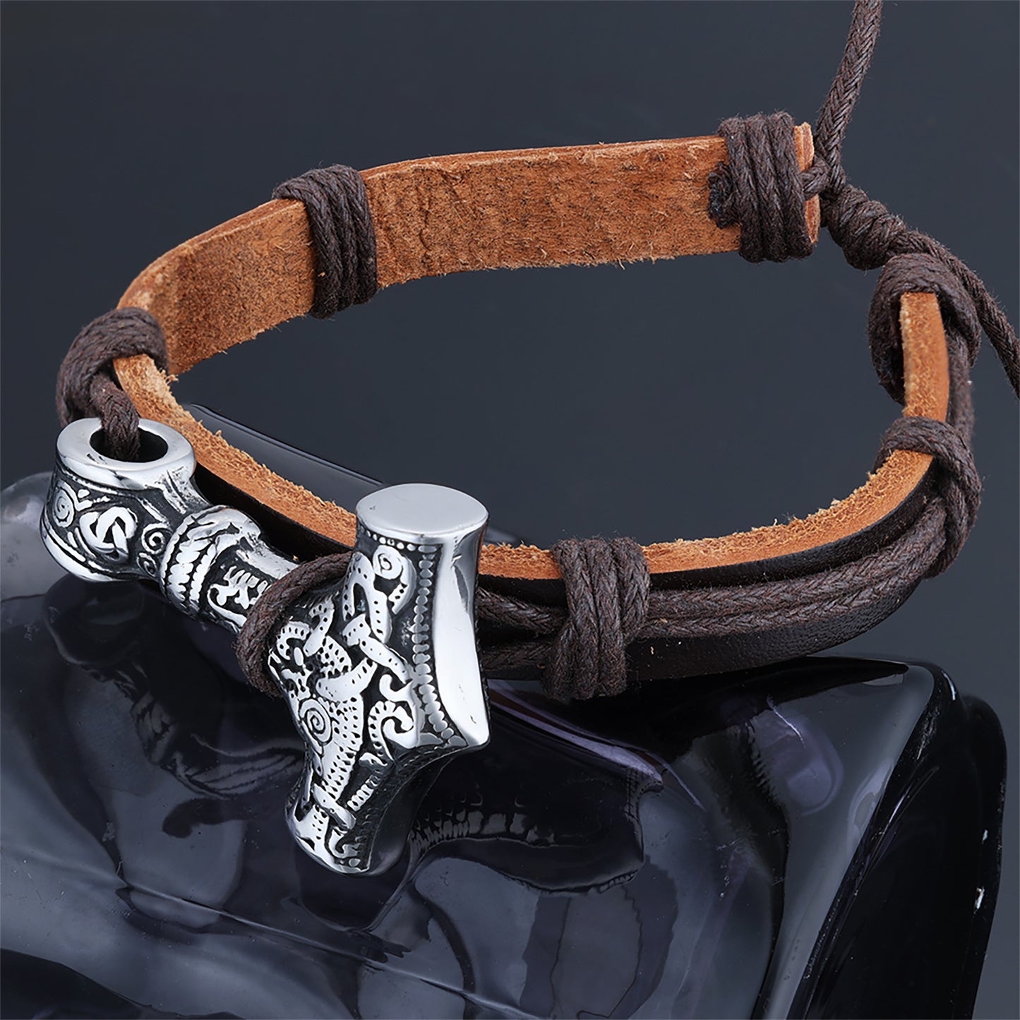 Bracciale in Pelle con Dettagli in Acciaio Inox, Stile Vintage