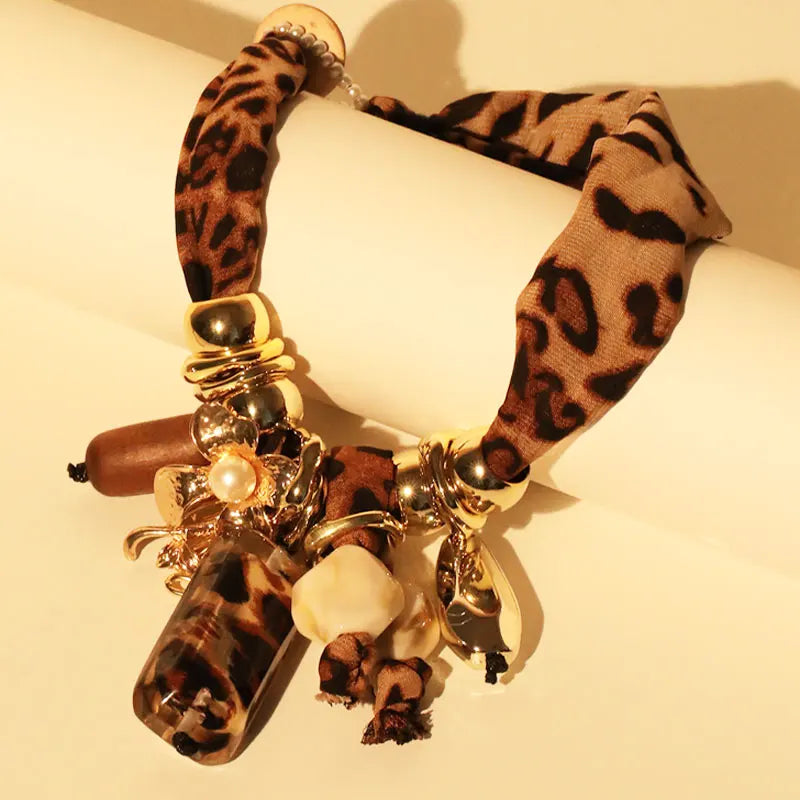 Collana Vintage, Motivo Leopardo e Perle – Stile Retro Chic