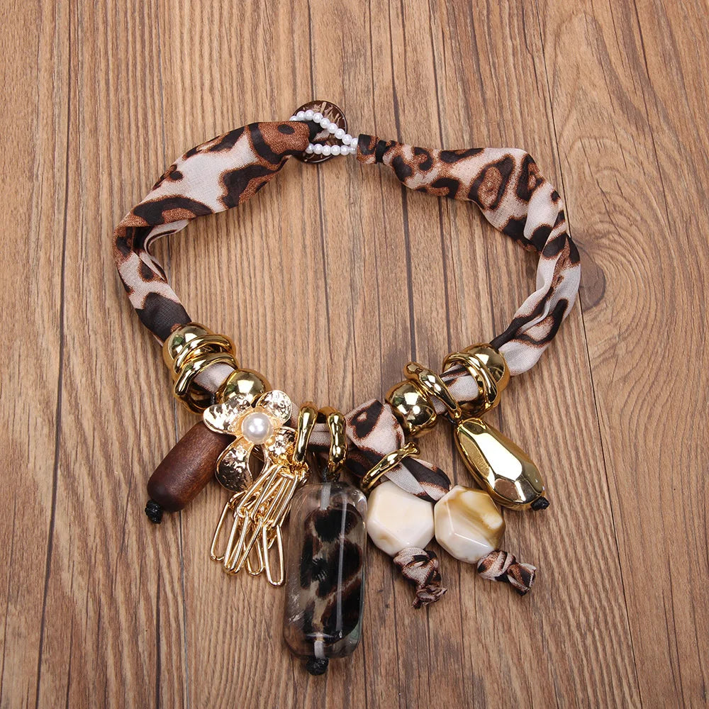 Collana Vintage, Motivo Leopardo e Perle – Stile Retro Chic