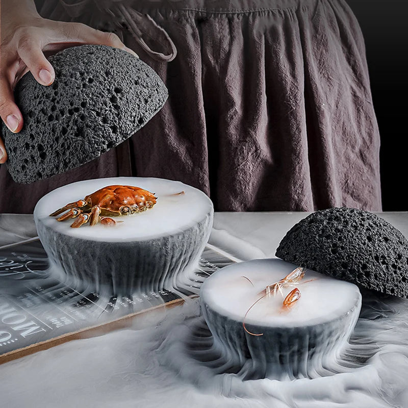 Piatto Artistico in Pietra Lavica con Effetto Dry Ice - Eleganza Molecolare per Sushi e Frutti di Mare