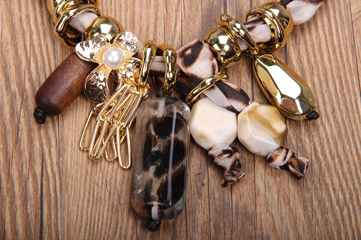 Collana Vintage, Motivo Leopardo e Perle – Stile Retro Chic