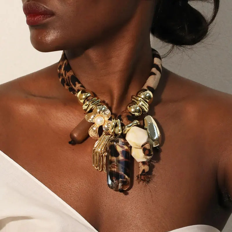 Collana Vintage, Motivo Leopardo e Perle – Stile Retro Chic
