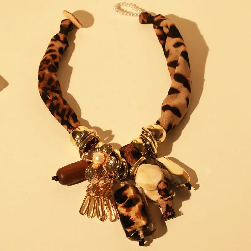 Collana Vintage, Motivo Leopardo e Perle – Stile Retro Chic