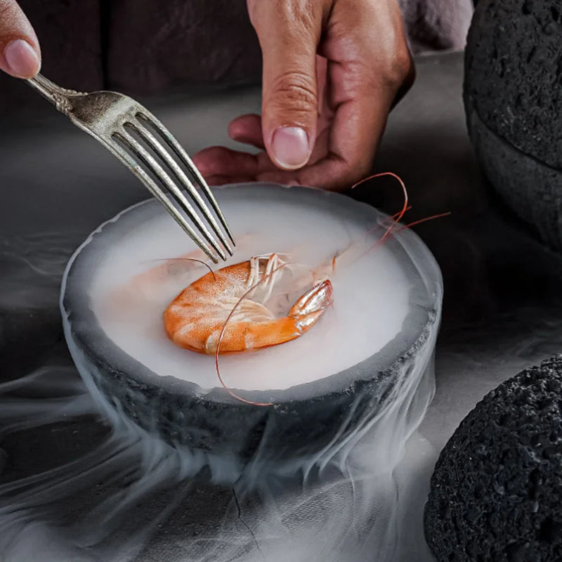 Piatto Artistico in Pietra Lavica con Effetto Dry Ice - Eleganza Molecolare per Sushi e Frutti di Mare